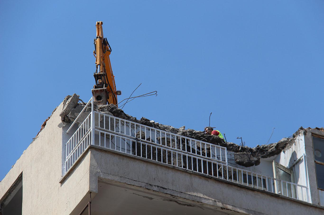 Diyarbakır’da riskli binanın yıkımına başlandı